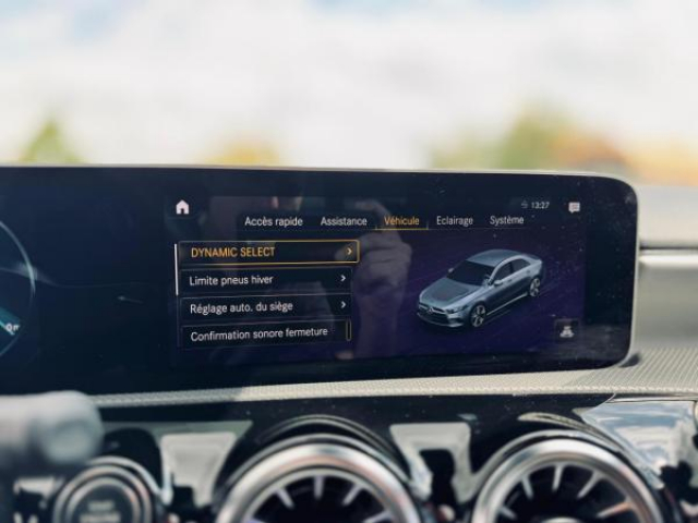 MERCEDES CLASSE A BERLINE AMG Line 200d 8G-DCT + Toit pano + LED Multibeam + Pack Sport Black + Carplay + Sieges AV Elec