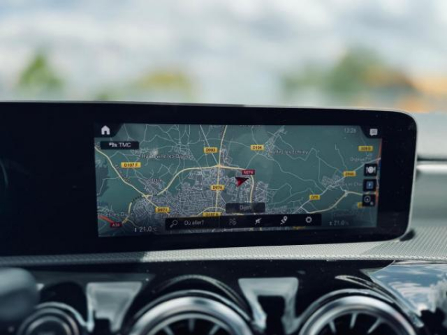 MERCEDES CLASSE A BERLINE AMG Line 200d 8G-DCT + Toit pano + LED Multibeam + Pack Sport Black + Carplay + Sieges AV Elec