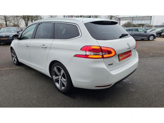 PEUGEOT 308 SW Allure 1.2i PureTech 130cv EAT8 Entretien complet PEUGEOT à jour + Attelage + Jantes 17