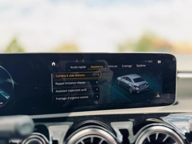 MERCEDES CLASSE A BERLINE AMG Line 200d 8G-DCT + Toit pano + LED Multibeam + Pack Sport Black + Carplay + Sieges AV Elec