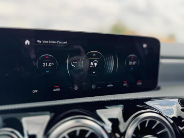 MERCEDES CLASSE A BERLINE AMG Line 200d 8G-DCT + Toit pano + LED Multibeam + Pack Sport Black + Carplay + Sieges AV Elec