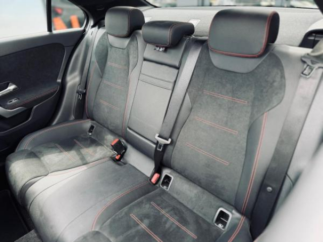 MERCEDES CLASSE A BERLINE AMG Line 200d 8G-DCT + Toit pano + LED Multibeam + Pack Sport Black + Carplay + Sieges AV Elec