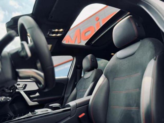 MERCEDES CLASSE A BERLINE AMG Line 200d 8G-DCT + Toit pano + LED Multibeam + Pack Sport Black + Carplay + Sieges AV Elec