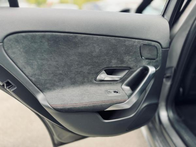 MERCEDES CLASSE A BERLINE AMG Line 200d 8G-DCT + Toit pano + LED Multibeam + Pack Sport Black + Carplay + Sieges AV Elec