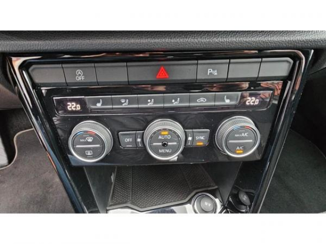 VOLKSWAGEN T-ROC STYLE 2.0 TDI 150cv DSG7 Black Style + Attelage + Camera de recul + Hayon elec + Navigation + JA18