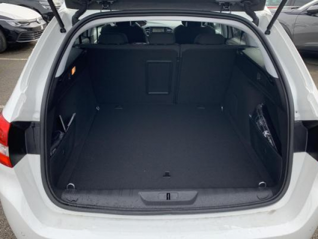 PEUGEOT 308 SW Allure 1.2i PureTech 130cv EAT8 Entretien complet PEUGEOT à jour + Attelage + Jantes 17