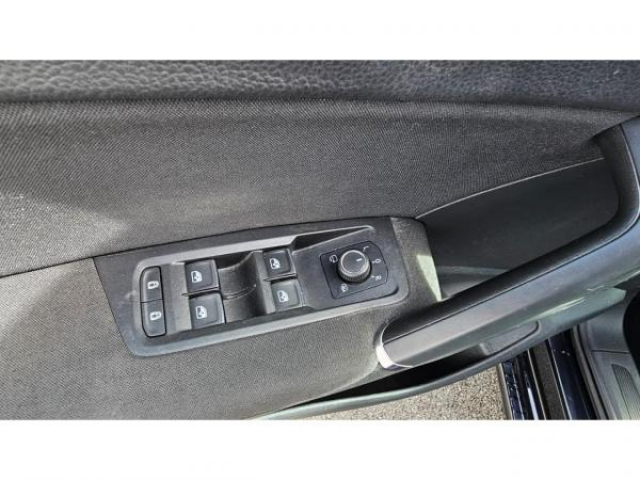 VOLKSWAGEN TOURAN Trendline 1.6 TDI 115cv 7places + Toit Pano + Attelage + ACC + Camera de Recul + Clim Auto