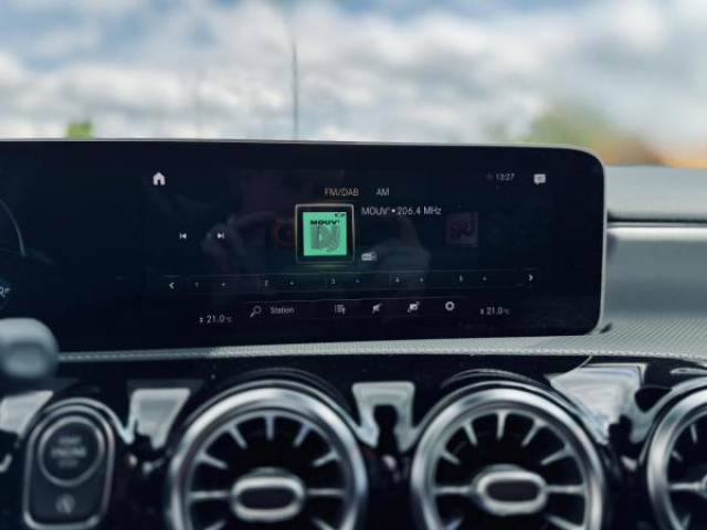 MERCEDES CLASSE A BERLINE AMG Line 200d 8G-DCT + Toit pano + LED Multibeam + Pack Sport Black + Carplay + Sieges AV Elec