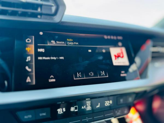 AUDI A3 SPORTBACK 30 TFSI 110cv + Sellerie Cuir Blanc + sièges avant chauffants