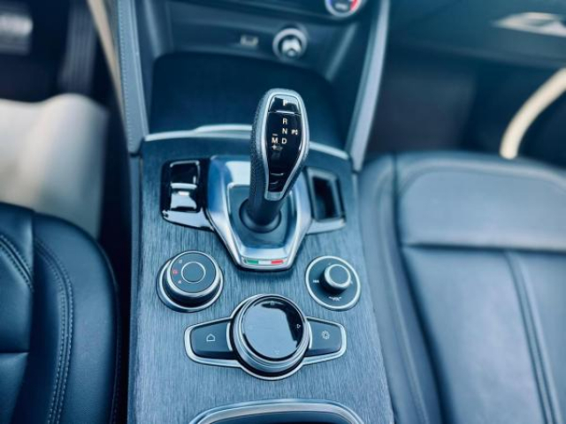 ALFA ROMEO STELVIO Super Pack Linea Rossa 2.2D 160cv BVA + Sellerie simili cuir + Vitres arrière surteinté