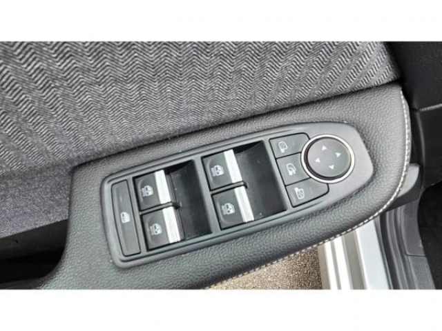 RENAULT CLIO Lutecia 1.0Tce 90cv X-Tronic + GPS avec écran 9,3 + Camera de Recul + JA17 + RS