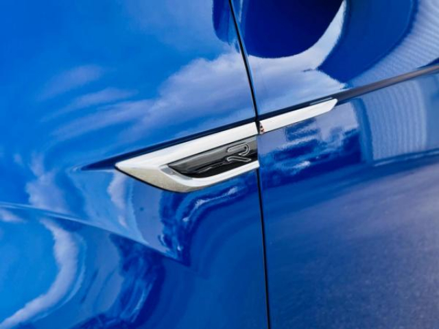 VOLKSWAGEN T-ROC R-Line 2.0 TDI 150cv DSG7 + Matrix LED + Attelage + Pack Black + Pack Easy open + 4 Jantes HIVER