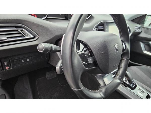 PEUGEOT 308 SW Allure 1.2i PureTech 130cv EAT8 Entretien complet PEUGEOT à jour + Attelage + Jantes 17