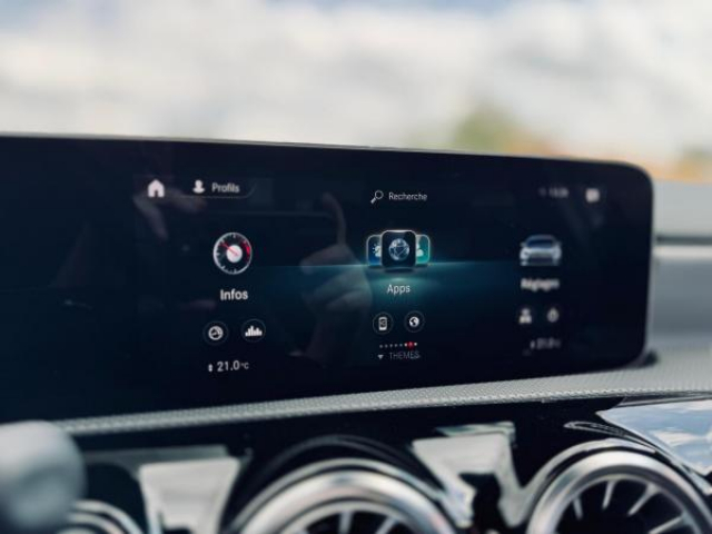 MERCEDES CLASSE A BERLINE AMG Line 200d 8G-DCT + Toit pano + LED Multibeam + Pack Sport Black + Carplay + Sieges AV Elec