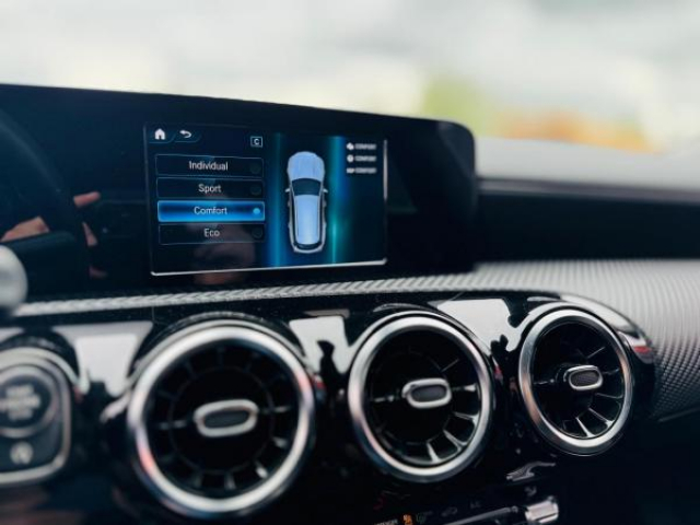 MERCEDES CLA SHOOTING BRAKE Business 180D BV 7G-DCT + Intérieur Cuir + Sièges avant chauffants + Attelage  + JA 18