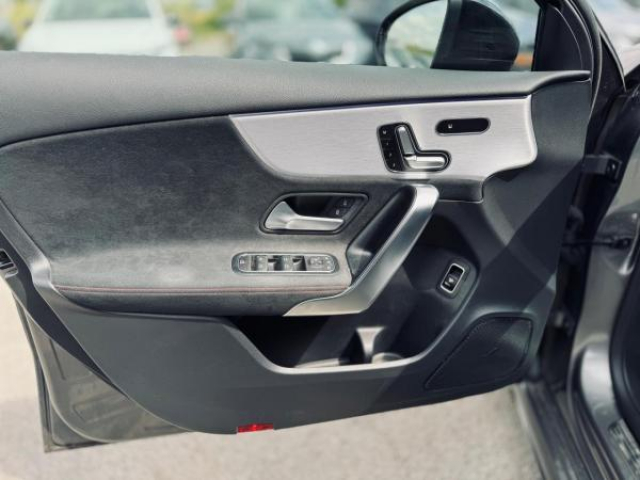 MERCEDES CLASSE A BERLINE AMG Line 200d 8G-DCT + Toit pano + LED Multibeam + Pack Sport Black + Carplay + Sieges AV Elec