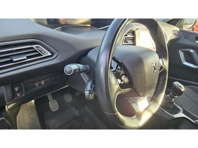 PEUGEOT 308 Active 1.5 BlueHDi 130cv + Camera de recul + Navigation 3D + Antibrouillard AV