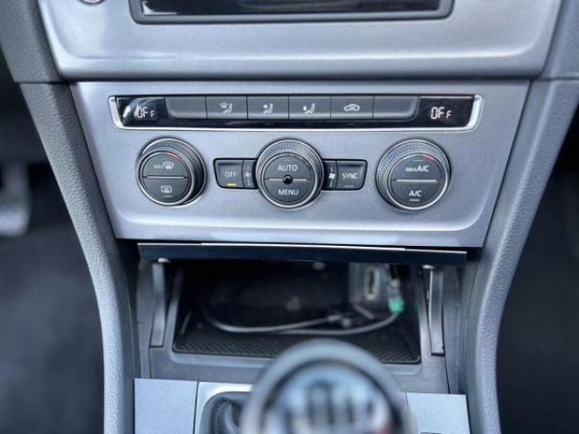 VOLKSWAGEN GOLF TrendLine 1.6 TDI BlueMotion 105cv 1ère Main + Toit ouvrant électrique + GPS + RS