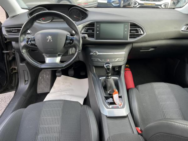 PEUGEOT 308 SW Allure 1.5 BlueHDi 130cv + Toit panoramique + Attelage + JA17