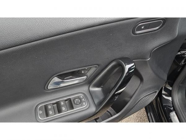 MERCEDES CLASSE A Business Solution 180d BVA 7G-DCT + Sellerie CUIR + Sièges AV chauffants + Navigation