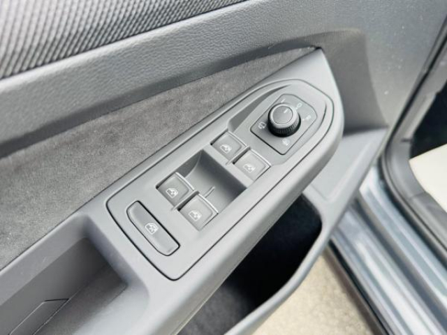 VOLKSWAGEN GOLF R-Line 2.0 TDI 150cv DSG7 + Toit panoramique + JA18 YORK + Pack Hiver + NEUF 0KM