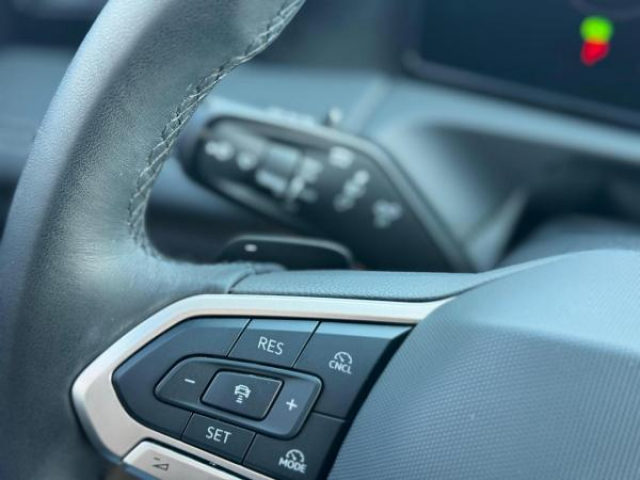 VOLKSWAGEN TIGUAN Life 2.0 TDI 150cv DSG7 + Pack Hiver + Attelage Elec + Camera 360 + Alarme + Ja18