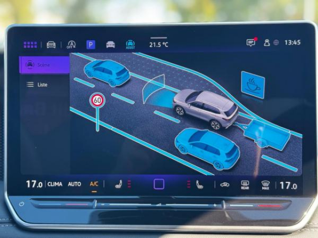 VOLKSWAGEN TIGUAN Life 2.0 TDI 150cv DSG7 + Pack Hiver + Attelage Elec + Camera 360 + Alarme + Ja18