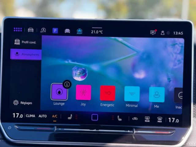 VOLKSWAGEN TIGUAN Life 2.0 TDI 150cv DSG7 + Pack Hiver + Attelage Elec + Camera 360 + Alarme + Ja18