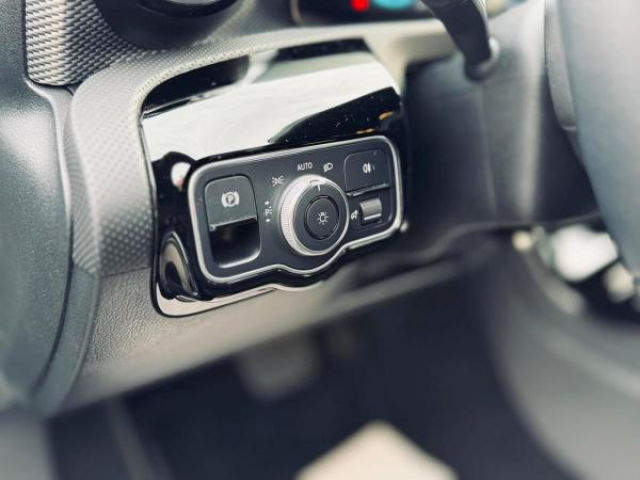 MERCEDES CLASSE A Luxury 180d 2.0L BVA 8G-DCT + Cuir + Sieges AV Chauffant + Instrumentalisions digital  10.25