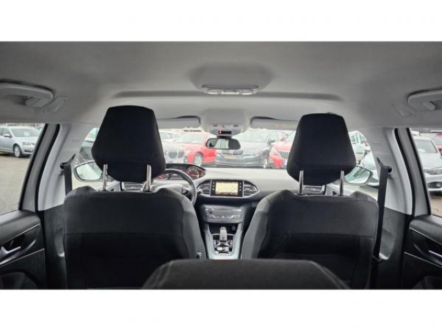 PEUGEOT 308 SW Allure 1.2i PureTech 130cv EAT8 Entretien complet PEUGEOT à jour + Attelage + Jantes 17