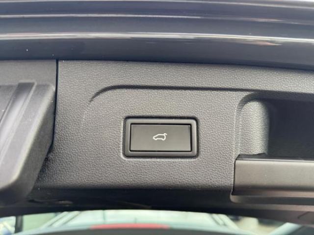 VOLKSWAGEN TOURAN Trendline 2.0 TDI 122cv 7places + Système Navigation Discover Media