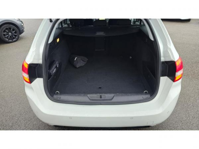 PEUGEOT 308 SW Allure 1.2i PureTech 130cv EAT8 Entretien complet PEUGEOT à jour + Attelage + Jantes 17