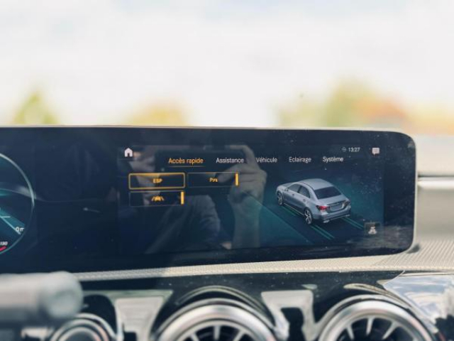 MERCEDES CLASSE A BERLINE AMG Line 200d 8G-DCT + Toit pano + LED Multibeam + Pack Sport Black + Carplay + Sieges AV Elec