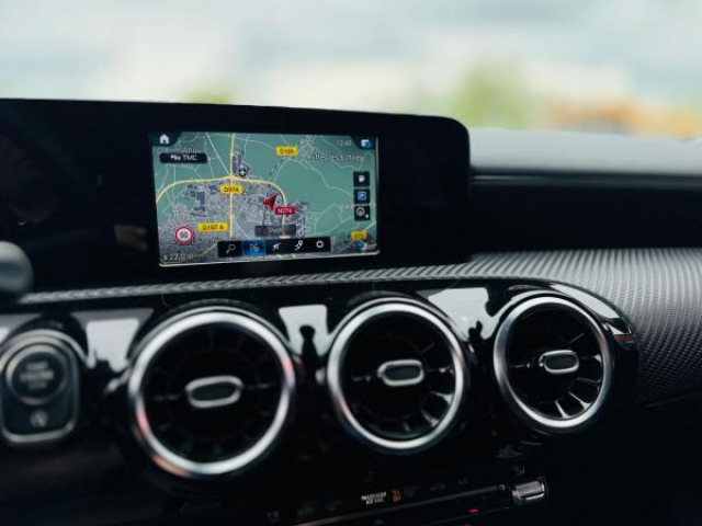 MERCEDES CLA SHOOTING BRAKE Business 180D BV 7G-DCT + Intérieur Cuir + Sièges avant chauffants + Attelage  + JA 18