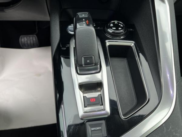 PEUGEOT 5008 Allure 1.6 BlueHDi 120cv EAT6 7places + Full LED + Toit ouvrant + Grip Control + Sieges AV Chauffant