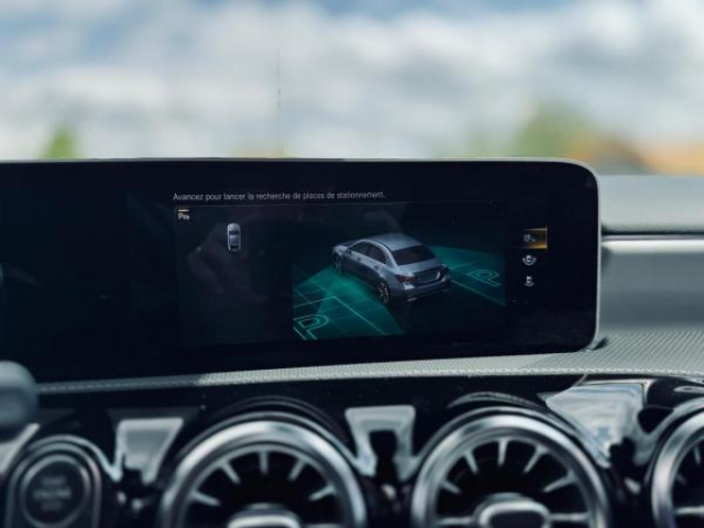 MERCEDES CLASSE A BERLINE AMG Line 200d 8G-DCT + Toit pano + LED Multibeam + Pack Sport Black + Carplay + Sieges AV Elec