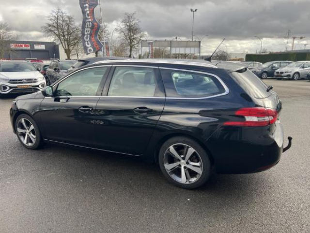 PEUGEOT 308 SW Allure 1.5 BlueHDi 130cv + Toit panoramique + Attelage + JA17