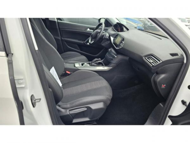 PEUGEOT 308 SW Allure 1.2i PureTech 130cv EAT8 Entretien complet PEUGEOT à jour + Attelage + Jantes 17
