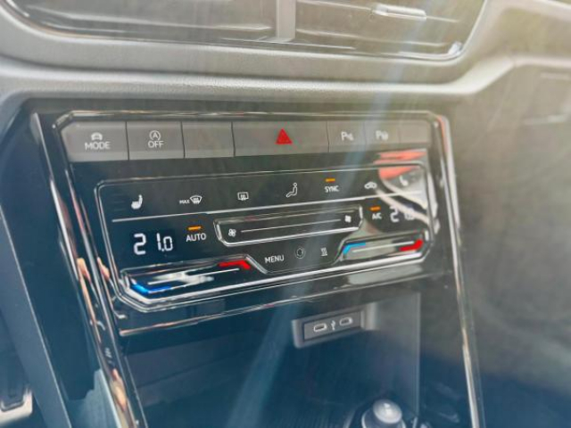 VOLKSWAGEN T-ROC R-Line 2.0 TDI 150cv DSG7 + Matrix LED + Attelage + Pack Black + Pack Easy open + 4 Jantes HIVER