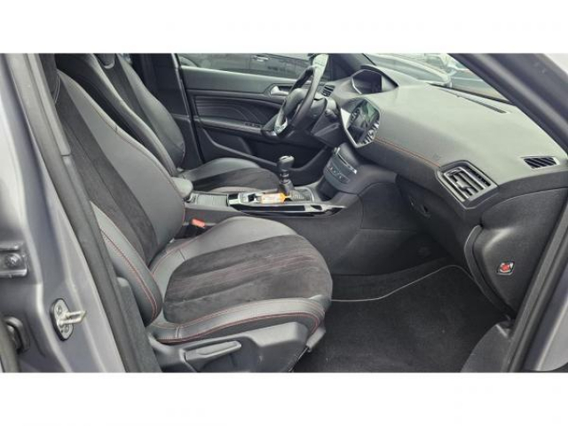 PEUGEOT 308 GT Pack 1.5 BlueHDi 130cv + Toit pano + Attelage + Pack Side Security + Roue de Secours