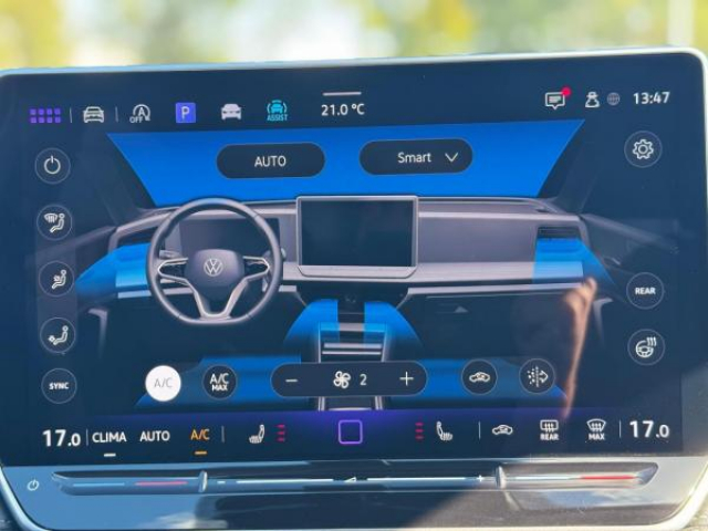 VOLKSWAGEN TIGUAN Life 2.0 TDI 150cv DSG7 + Pack Hiver + Attelage Elec + Camera 360 + Alarme + Ja18