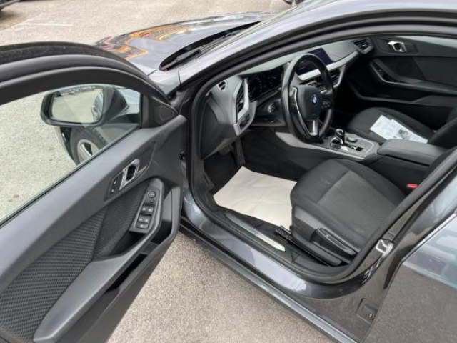 BMW SERIE 1 Advantage Pack 116dA 116cv + Sièges avant chauffants + Attelage