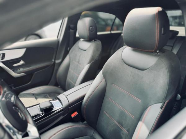 MERCEDES CLASSE A BERLINE AMG Line 200d 8G-DCT + Toit pano + LED Multibeam + Pack Sport Black + Carplay + Sieges AV Elec