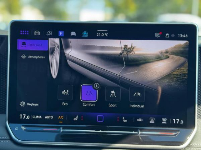 VOLKSWAGEN TIGUAN Life 2.0 TDI 150cv DSG7 + Pack Hiver + Attelage Elec + Camera 360 + Alarme + Ja18