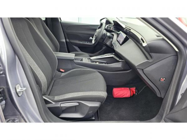 PEUGEOT 308 SW ACTIVE PACK 1.5 BlueHDi 130cv EAT8 + Sièges AV chauffants + Attelage + Navigation connect