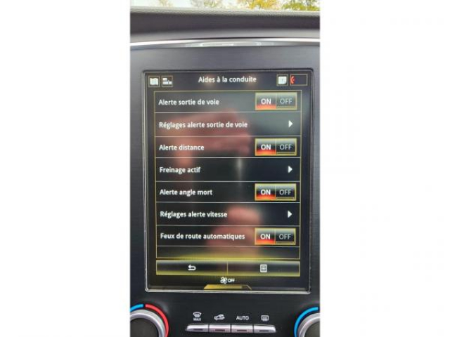 RENAULT Megane Estate Intens 1.5 BluedCi 115cv EDC + Bose + Toit pano + Attelage + Camera + Affichage tête haute