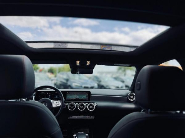 MERCEDES CLASSE A BERLINE AMG Line 200d 8G-DCT + Toit pano + LED Multibeam + Pack Sport Black + Carplay + Sieges AV Elec