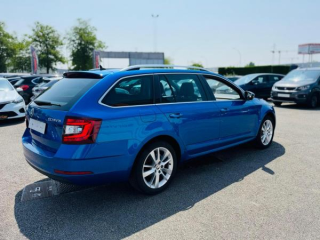 SKODA Octavia combi Active 1.6 TDI 116cv + Pack Hiver + Clim Auto + Full LED + Antibrouillard + JA 17