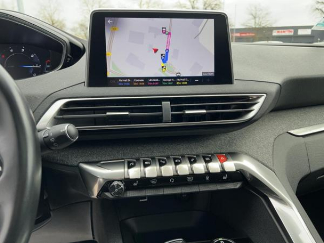 PEUGEOT 5008 Allure 1.6 BlueHDi 120cv EAT6 7places + Full LED + Toit ouvrant + Grip Control + Sieges AV Chauffant