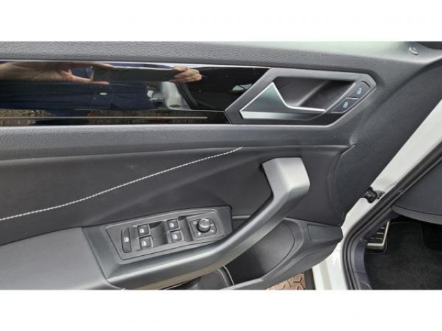 VOLKSWAGEN T-ROC R-LINE 2.0 TDI 150cv DSG7 + ATTELAGE AMOVIBLE + SIEGE ERGOACTIVE CHAUFFANT + MASSANT COTE CONDUCTEUR